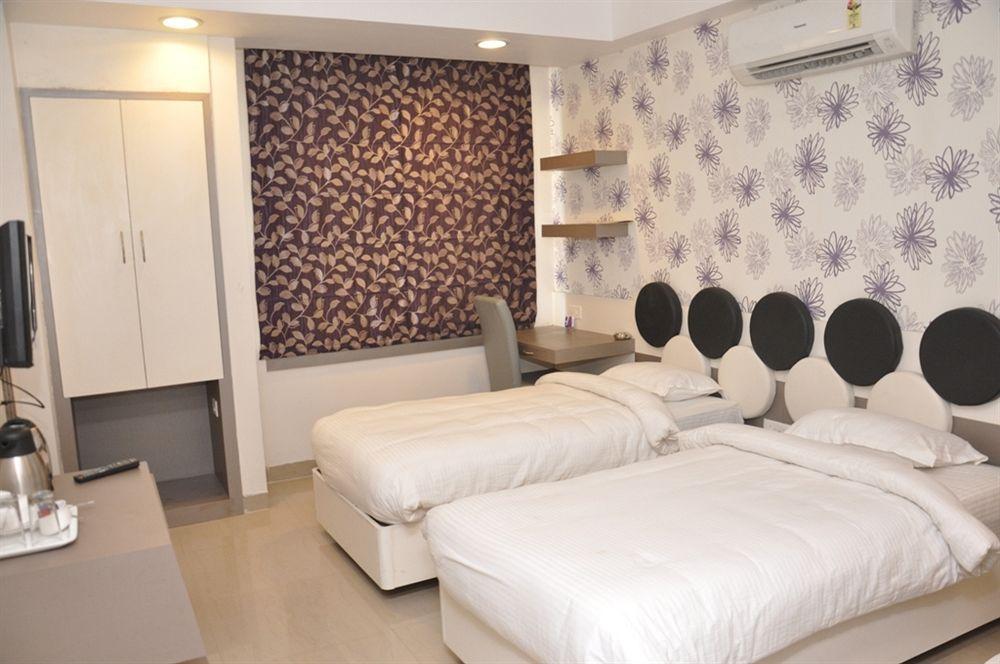 ורנאסי Nirvana Hotel מראה חיצוני תמונה